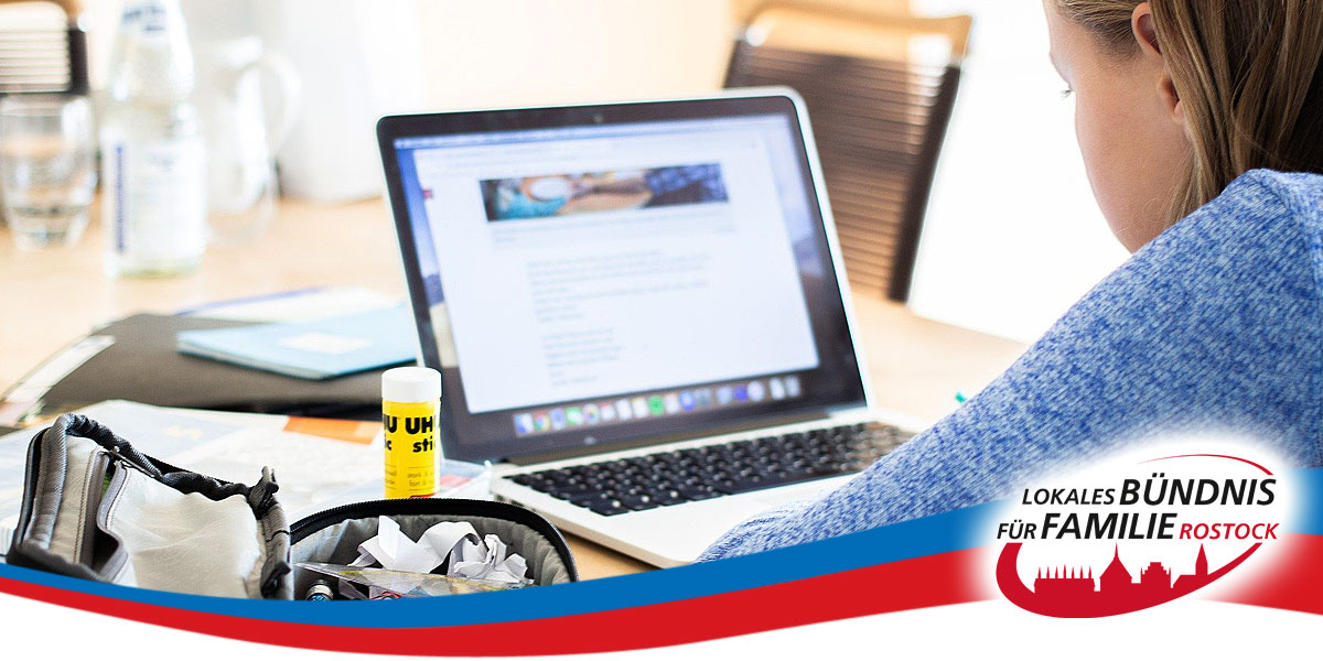 Studenten bilden Schüler